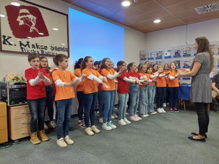 Najprej s pesmicama najmlajših učencev OŠ AŽ